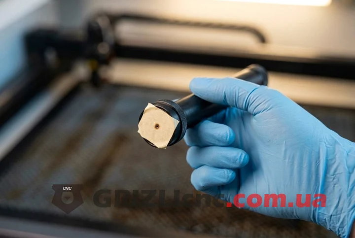 Лазерная головка CO2 со снятым соплом: скотч на нижнем срезе тубуса со следом импульса в центре